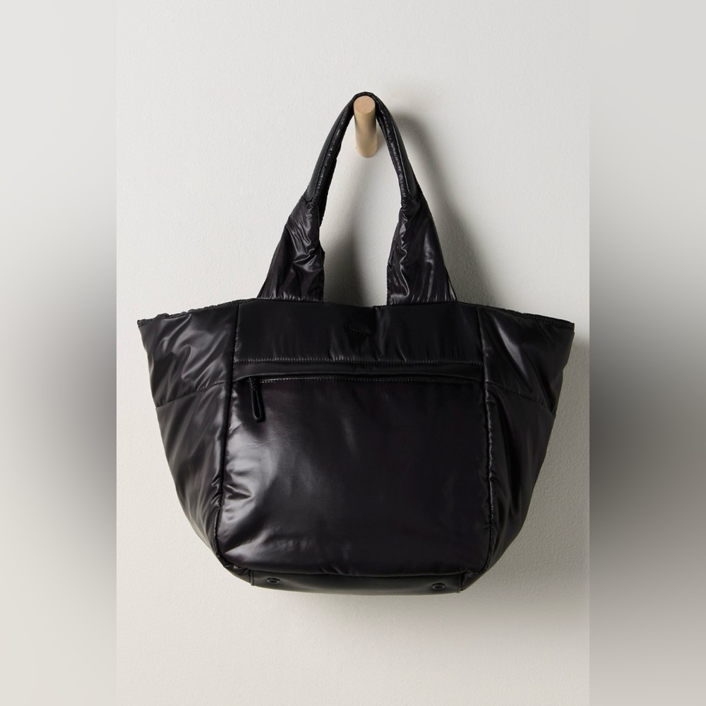 ▪️NWT Caraa Cumulus Tote Medium in Black